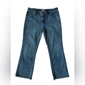 Levi’s Signature Mid-Rise Bootcut Jean Blue Medium Wash Size 16 Medium.